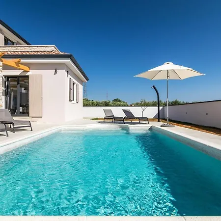 Beautiful With Sea View Villa *